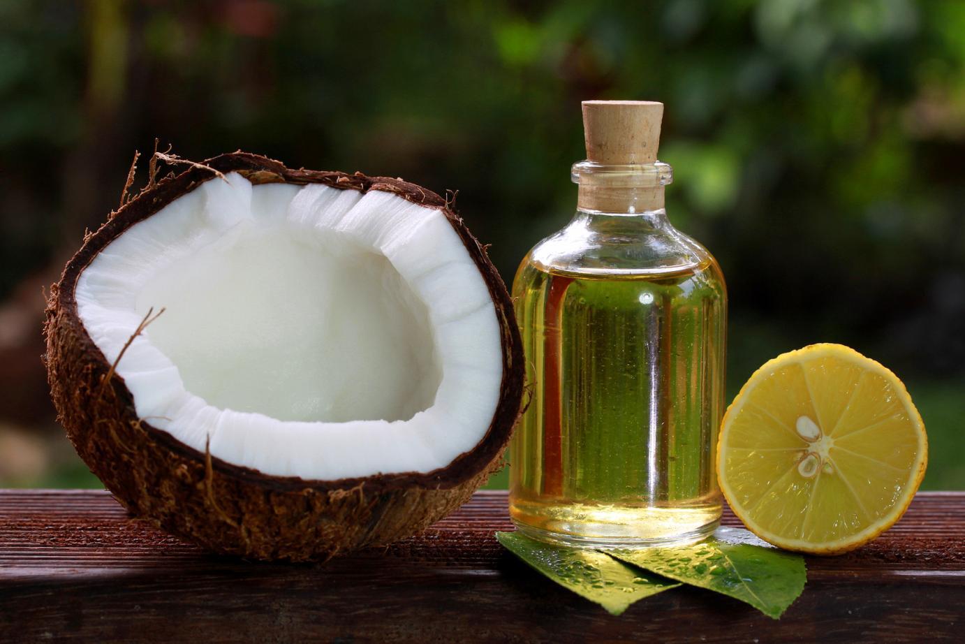 Manfaat Minyak Kelapa Untuk Wajah Berminyak