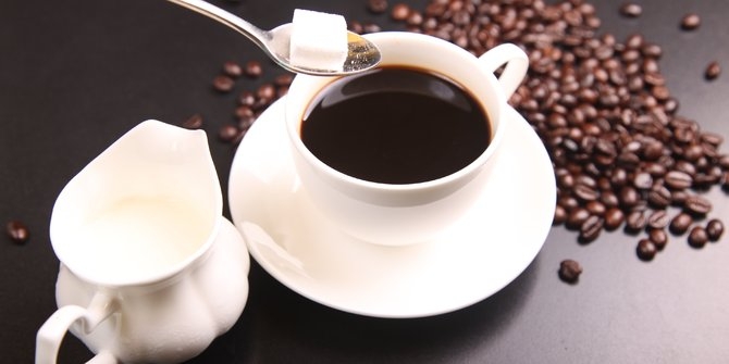 membuat kopi susu sederhana