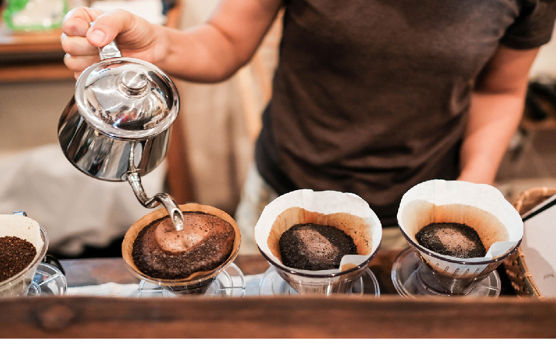 menyarin kopi
